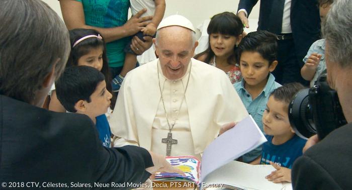 »Spielen Sie mit Ihren Kindern?« Papst Franziskus schaut sich Bilder an, die Kinder für ihn gemalt haben.