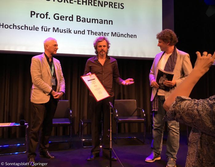 Ehrenpreis der ökumenischen Interfilm-Akademie für den Filmkomponisten Gerd Baumann (Mitte), neben ihm Pfarrer Peter Marinković von der Interfilm-Akademie (links) und Laudator Adrian Prechtel.
