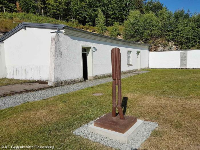 Hiob III. heißt die Skulptur im ehemaligen Arresthof, dem Exekutionsort Dietrich Bonhoeffers.