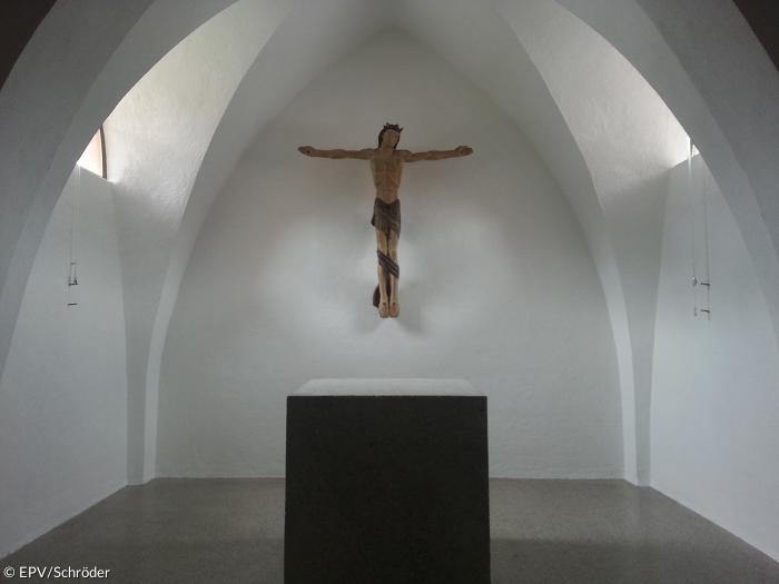 Kruzifix in der Apsis der Kreuzkirche