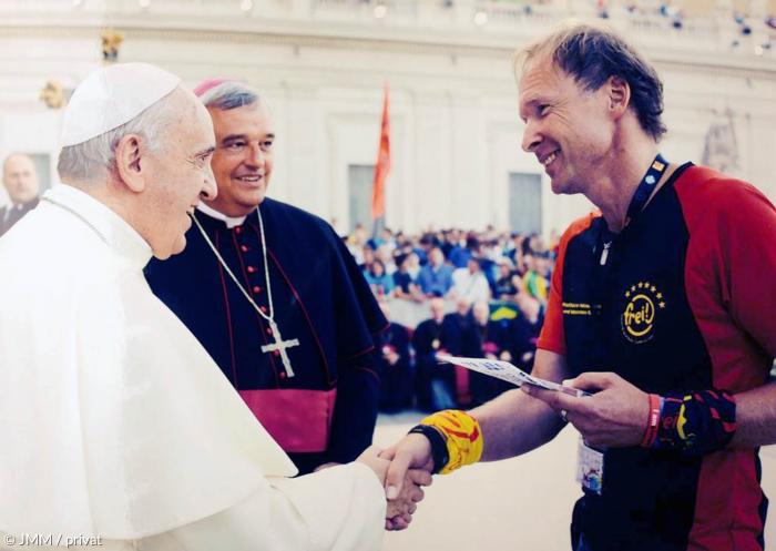 Papst Franziskus mit dem evangelischen Pfarrer und Liedermacher Johannes Matthias Roth bei der Ministrantenwallfahrt nach Rom 2014.