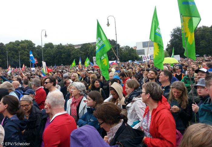 Menschenmenge Demo #ausgehetzt Koenigsplatz.