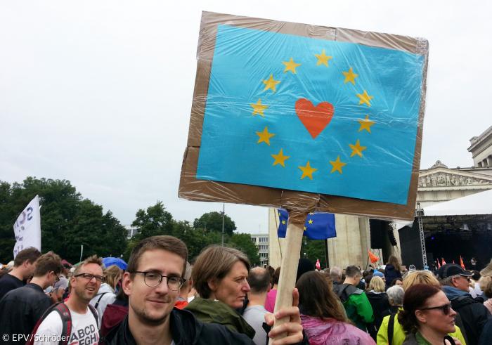 Demo #ausgehetzt Schild EU Herz