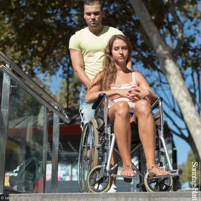 Pflegefall: Junge Frau im Rollstuhl