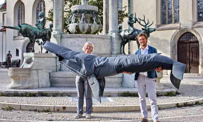 Pfarrerin Jutta Martin und Kommunikationsdesigner Volker Heim mit Wal-Kostüm