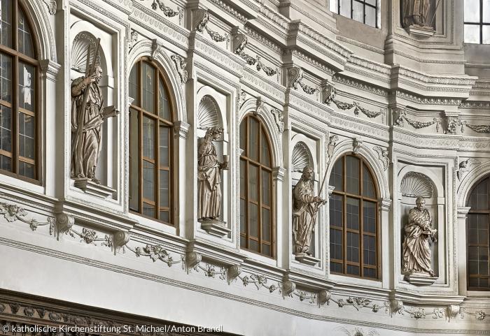 weiße Terracotta Figuten in der St. Michaelskirche