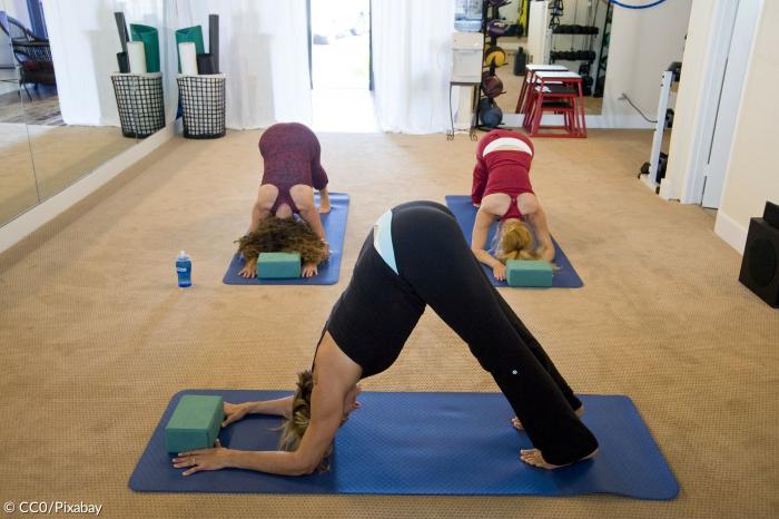 Drei Frauen praktizieren Yoga