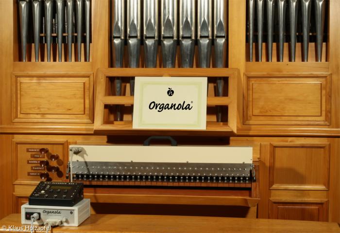 Kleine Filzstößel drücken die Tasten der Orgel anstelle von Menschenfingern nach unten. Der Schwabe Klaus Holzapfel hat einen Automaten erfunden, der Kirchenmusiker überflüssig machen könnte.