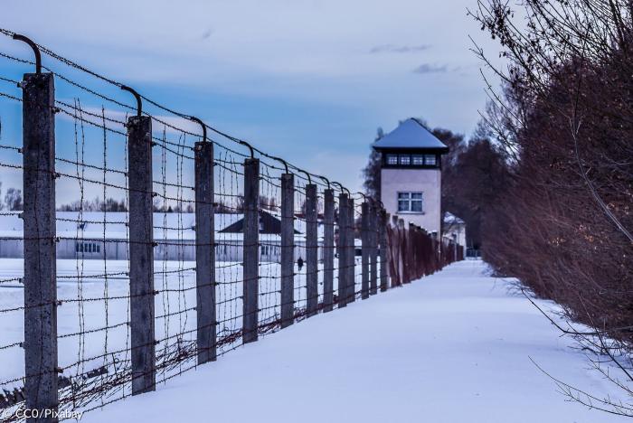 KZ-Dachau mit Stacheldraht und Turm im Winter