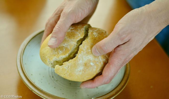 Brechen des Brots mit Händen