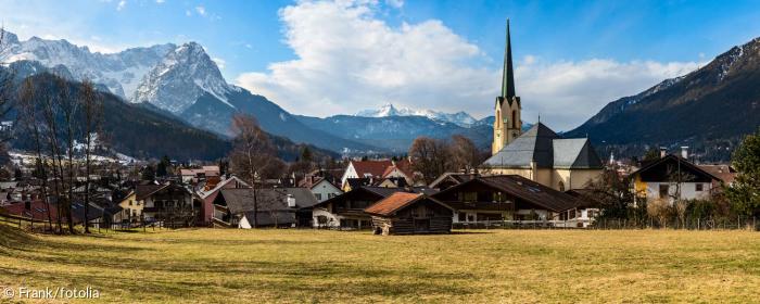 Garmisch-Partenkirche mit Zugspitze und Kirche