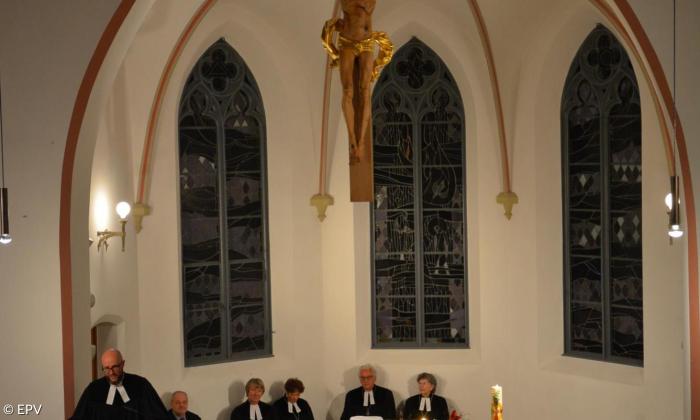 Pfarrer Ralf Frisch predigt bei der Landessynode in Garmisch-Partenkirchen.