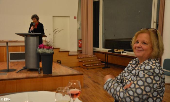 Annekathrin Preidel und die Bürgermeisterin Siegrid Meierhofer (SPD)
