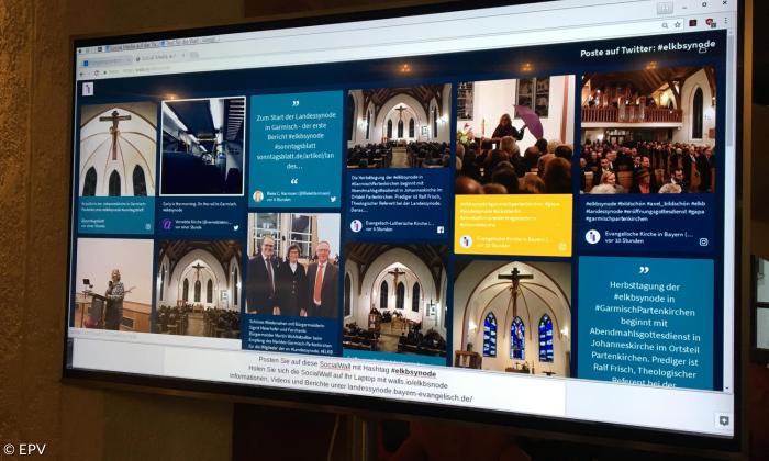 Social Media Wall im Eingangsbereich der Landessynodaltagung in Garmisch-Partenkirchen