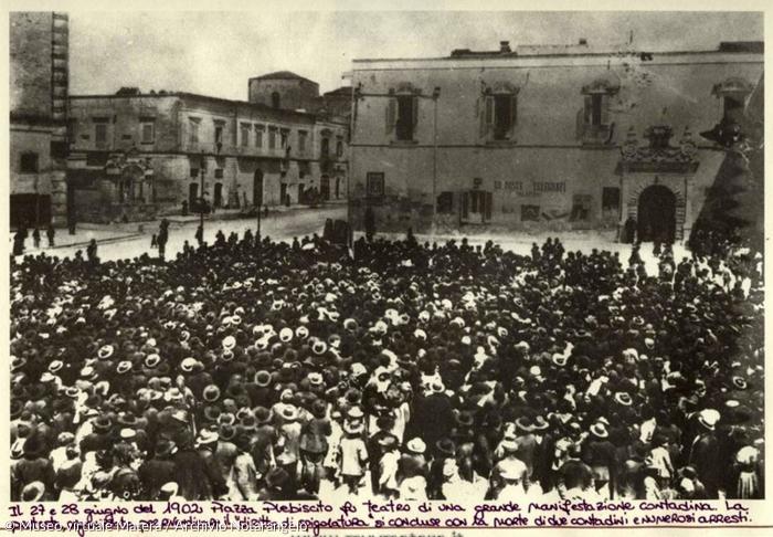 Demonstration Ende Juni 1902 in Matera: Angeführt von Luigi Loperfido streikten die Bauern für das Recht auf Nachlese auf den Feldern der Großgrundbesitzer.