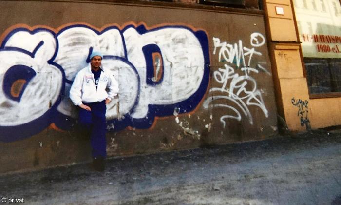 Mitbegründer der legendären Berliner Hiphop- und Sprayer-Gang »Berlin Crime«: »Boss Aro« vor einem Graffito seiner Sprüher-Crew »ASP«, der Abkürzung für »Aro-Sebi-Posse«.