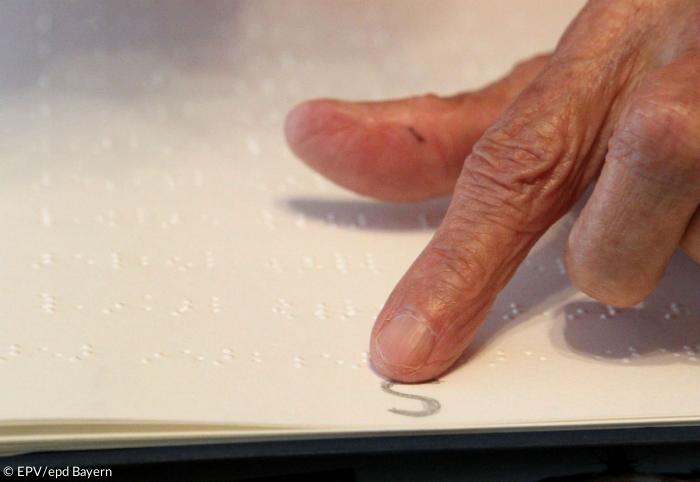 Erfinder der ertastbaren Punktschrift ist der Franzose Louis Braille (1809-1852)