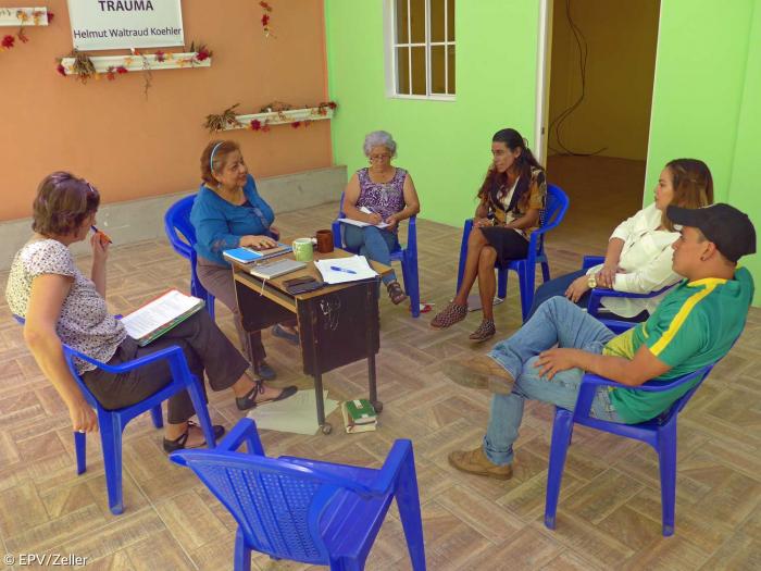 Martina Bock berät eine Gruppe in El Salvador