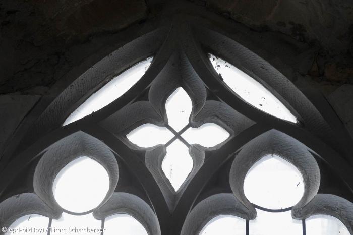 Kloster Heidenheim - gotisches Maßwerk eines Fensters.