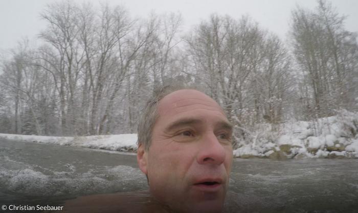 Christian Seebauer schwimmt auch im Winter in der Amper
