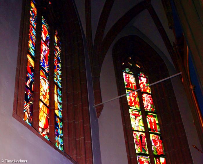 Leuchtende Fenster in St. Michael