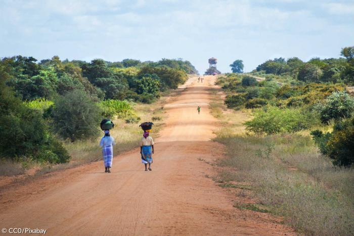 Afrikanische Frauen auf dem Weg zum Wassertank