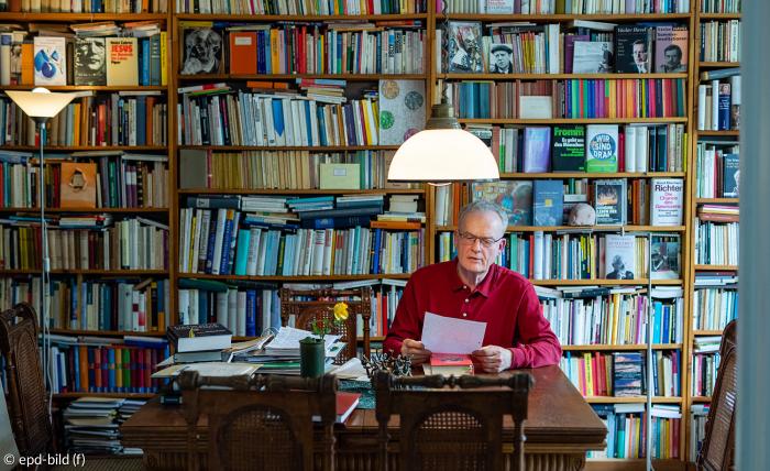 Friedrich Schorlemmer vor seiner Bücherwand - 75. Geburtstag 2019.