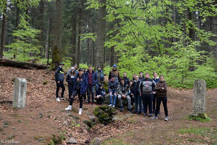 Bayerische und tschechische Schüler bei Wanderung im Grenzgebiet