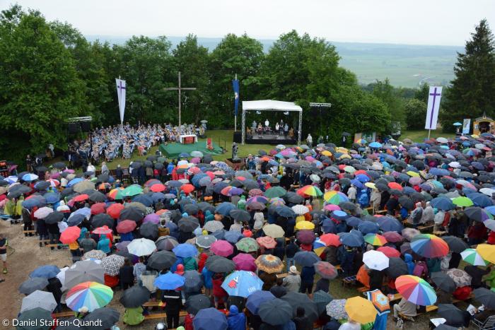 2019 Kirchentag Hesselberg Gottesdienst Schirme