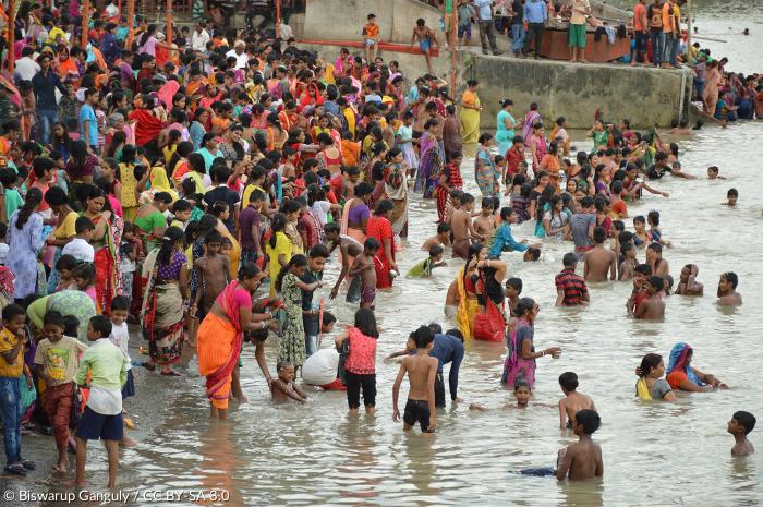 Badende beim Jivitputrika-Fest am Ganges.