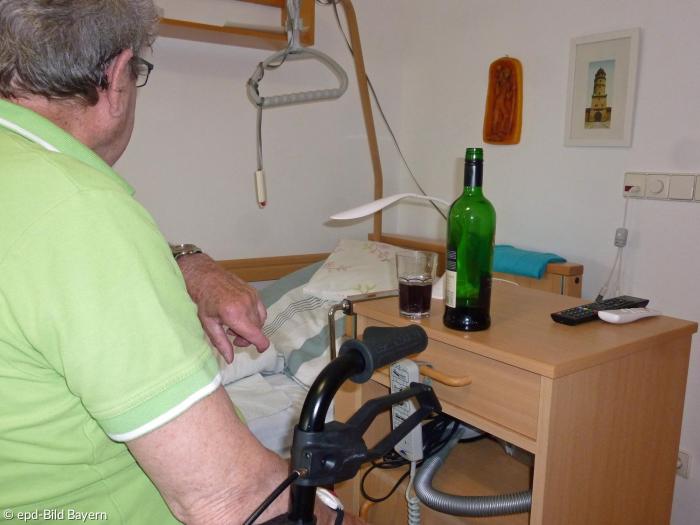 Senior Pflegeheim Alkohol Wein