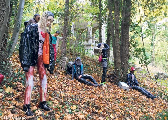 Die erste Installation des Kunstparks Wildbad Rothenburg war 2017 die "Reisegruppe" des Nürnberger Künstler-Duos Böhler & Orendt, voller Titel der Epoxidharz-Figurengruppe: "Rast auf der Flucht vor der Auseinandersetzung mit der Abgefucktheit des Ist-Zustands".