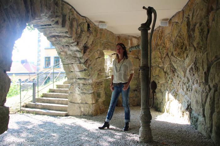 Die brasilianische Künstlerin Laura Belém "in" ihrer Klanginstallation "The [...] Element". Die alte Pumpe im Zentrum der Grotte stammt aus dem Dörfchen Tauberzell in der Nähe von Rothenburg.