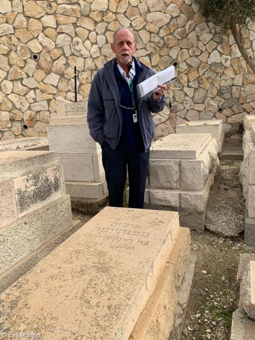 Dani Mire vor dem Grab seiner Großmutter in Jerusalem