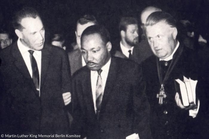 Generalsuperintendent Gerhard Schmitt (rechts) und Baptisten-Pastor Rolf Dammann (links) mit Martin Luther King. 