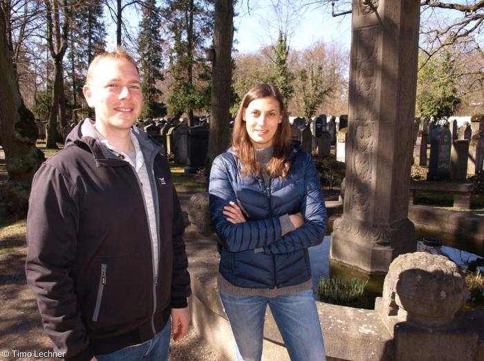 Kathrin Lehnerer und Daniel Gürtler vom Verein "Geschichte für Alle" auf dem Neuen Jüdischen Friedhof in Nürnberg