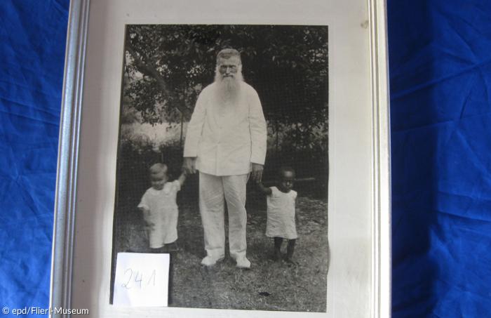 Johann Flierl mit einem Enkel und einem Eingeborenenkind