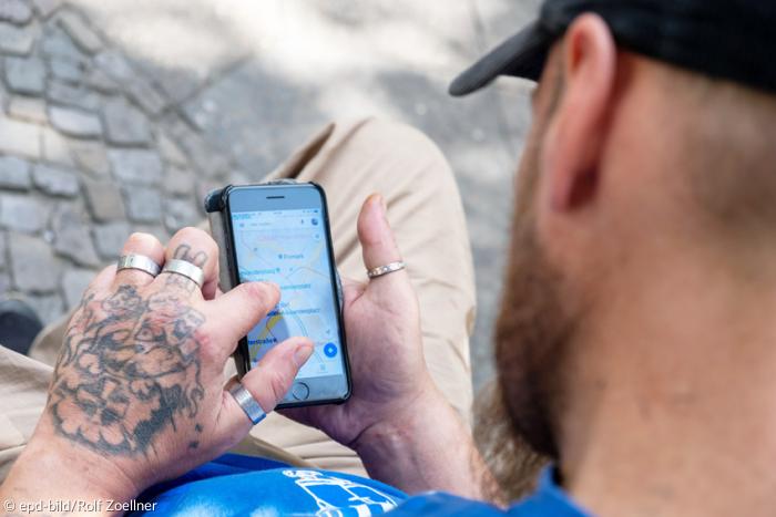 Obdachloser mit Smartphone