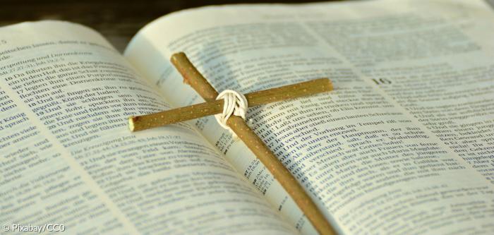 Holzkreuz auf Bibel