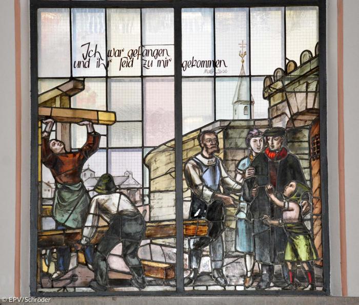 Glasfenster Gefangene besuchen