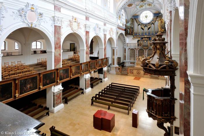 Altar und Ambo von Lutzenberger + Lutzenberger in St. Anna, Augsburg.