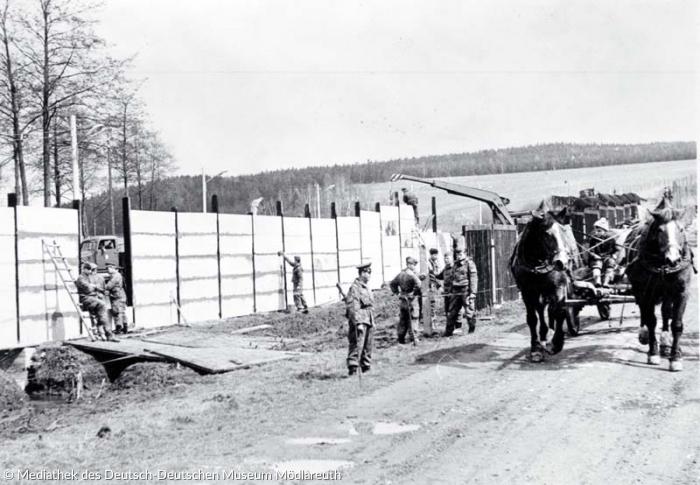 Bau der 700m langen Betonsperrmauer 1966 Foto BGS Bayreuth copyright Mediathek des Deutsch-Deutschen Museum Mödlareuth