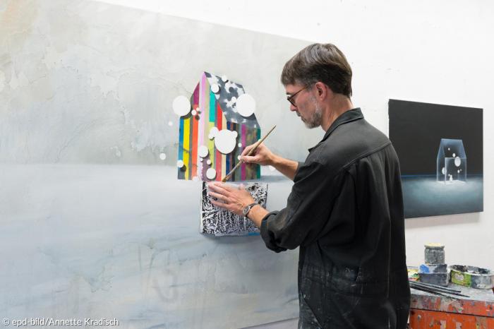 Maler Gerhard Rießbeck in seinem Atelier in Bad Windsheim