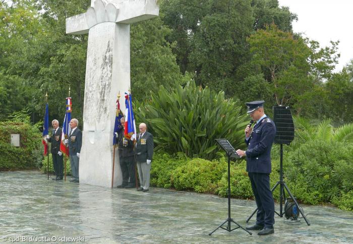 Luftwaffenattaché Martin Bungert beim Gedenken an die Kriegstoten aller Nationen auf der Mittelmeerinsel Korsika