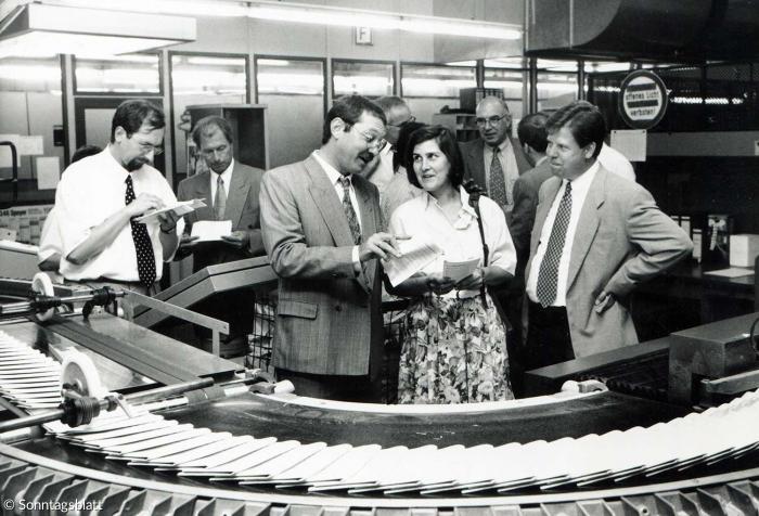 1994: Jutta Hollick mit einem Teil des Herausgeberteams in der Druckerei Klambt in Speyer 