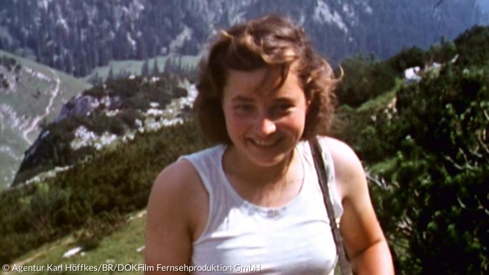 Doku »Jahre der Verführung« - Verschwitzt bei einer Bergtour auf die Kampenwand in den Chiemgauer Alpen 1937.