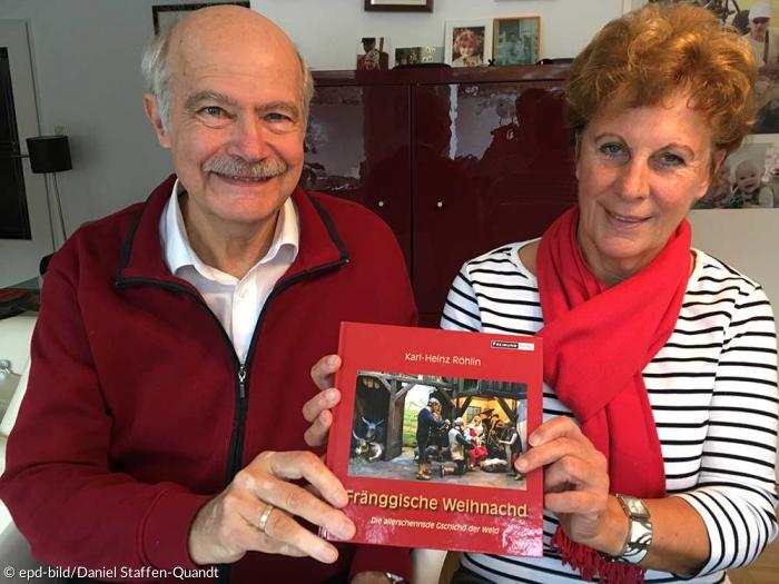 Das Ehepaar Röhlin tritt heuer zum 50. Mal mit der „Fränggischen Weihnachd“ auf – passend dazu ist eine neue Auflage des gleichnamigen Büchleins erschienen.