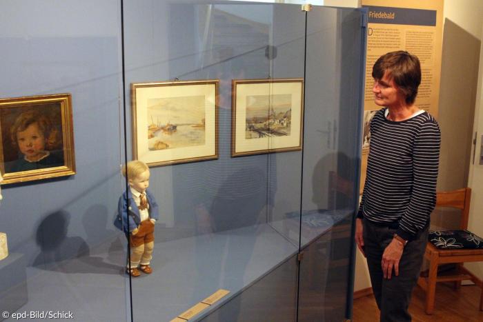 Das Käthe-Kruse-Puppen-Museum in Donauwörth zeigt in einer Sonderausstellung die Puppe Friedebald. 