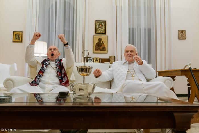 Deutsch-argentinisches Endspiel mit zwei Päpsten: Jonathan Pryce als Jorge Bergoglio und Anthony Hopkins als Joseph Ratzinger schauen WM-Finale 2014.