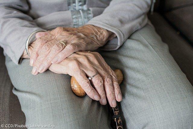 Seniorin Hände Stock Pflege